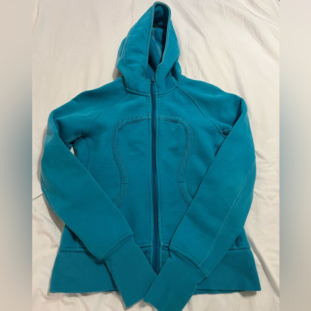 Lululemon jacket no size tag close to a 6